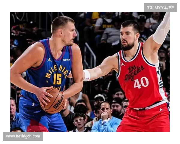 华盛顿快攻扣篮前布朗手扶对手腰部,裁判是否漏判犯规?(华盛顿球队nba) 华盛顿快攻扣篮前布朗手扶对手腰部,裁判是否漏判犯规?(华盛顿球队nba)